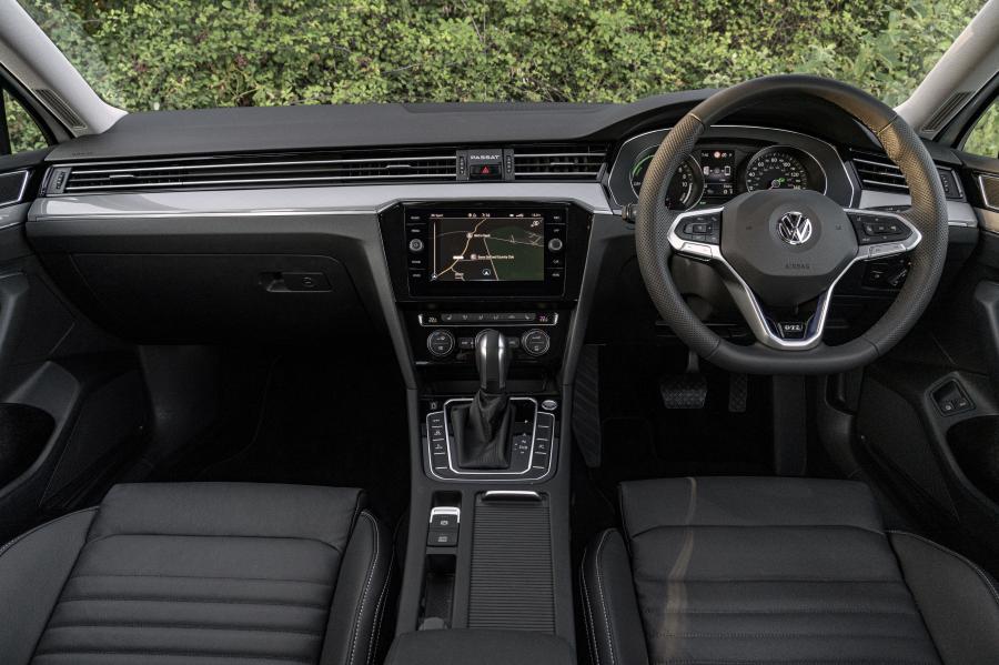 Торпедо Volkswagen Passat GTE (B8) 2019 года  (UK) (фото 10 из 26)